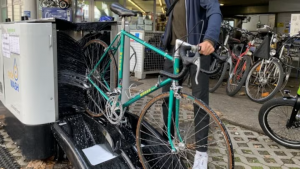Ein Fahrrad kommt sauber aus einer cycleWASH Fahrradwaschanlage